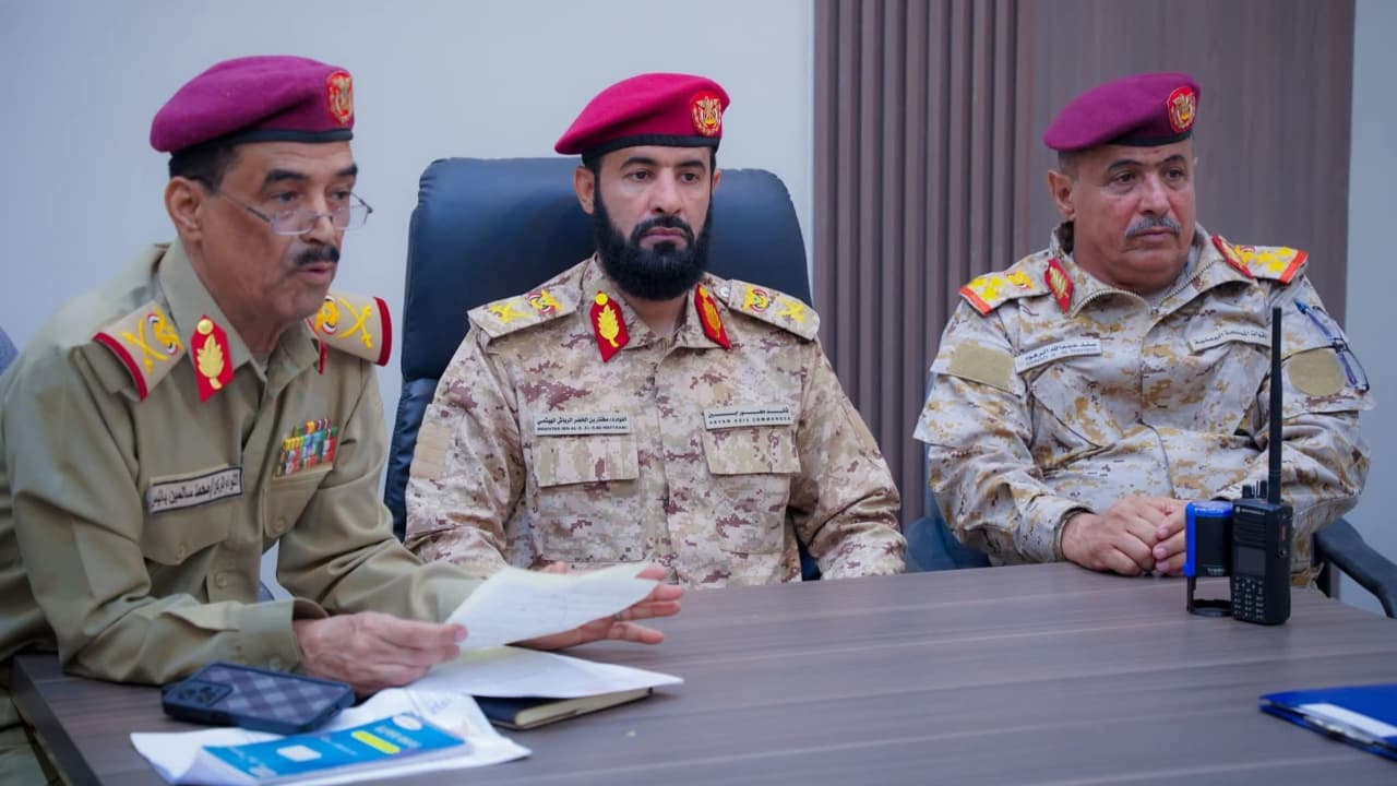 اللواء مختار الرباش يتسلم قيادة محور أبين واللواء 255 مشاة خلفاً للعميد سند الرهوة