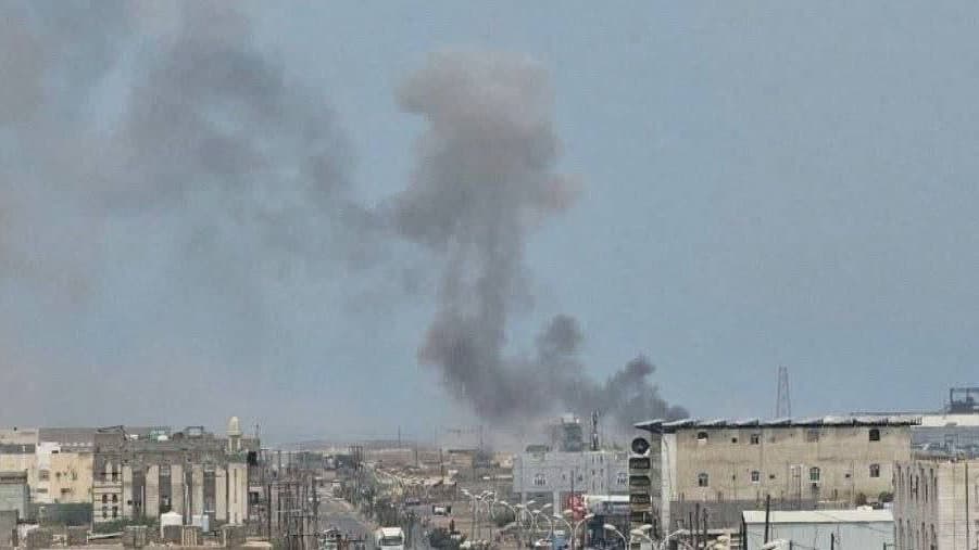 هجوم حوثي بالصواريخ والمسيّرات يستهدف ميناء المخا