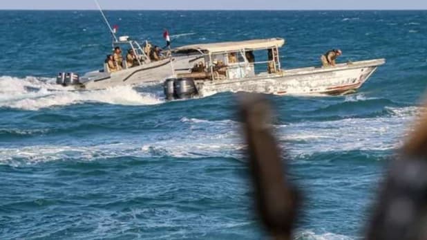 قوات حكومية تدمّر 3 زوارق حوثية بالبحر الأحمر وتصد هجوما على زقر