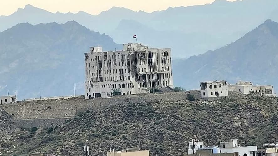 قصف حوثي يستهدف المجمع القضائي في تعز دون خسائر بشرية