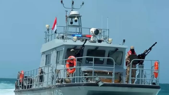 البحرية اليمنية تضبط شحنة تهريب وتُحبط هجوماً حوثياً في البحر الأحمر