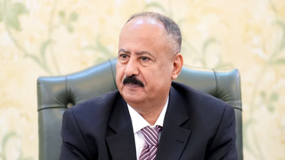 وزير النقل يوجه بتسهيل إجراءات التجار وتعزيز الشفافية والرقابة على المنافذ في عدن