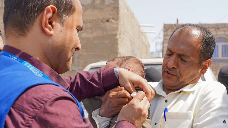 إطلاق حملة تطعيم طارئة ضد الحصبة في أربع مديريات بمحافظة مأرب