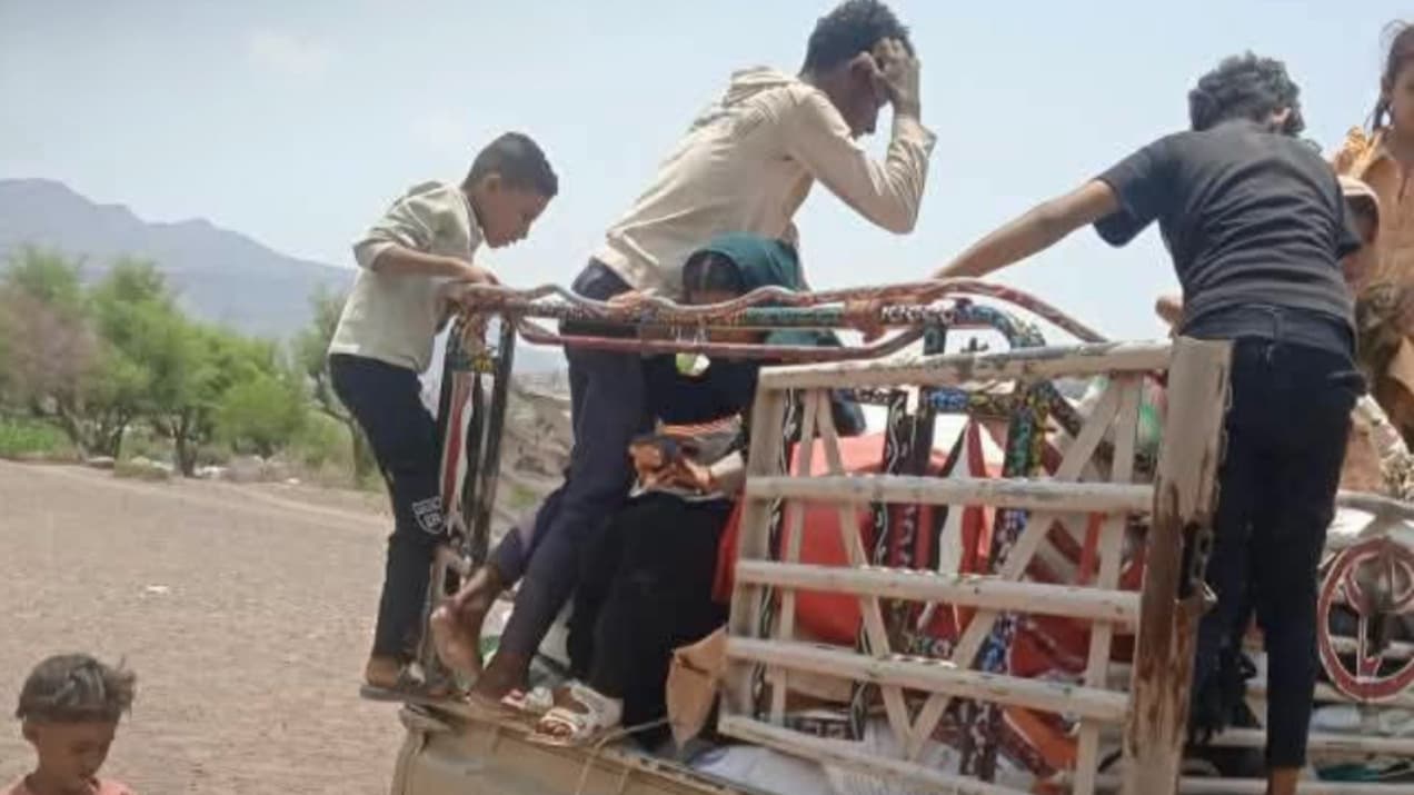 الوحدة التنفيذية لإدارة مخيمات النازحين بالحديدة: نزوح 540 أسرة إلى حيس والخوخة