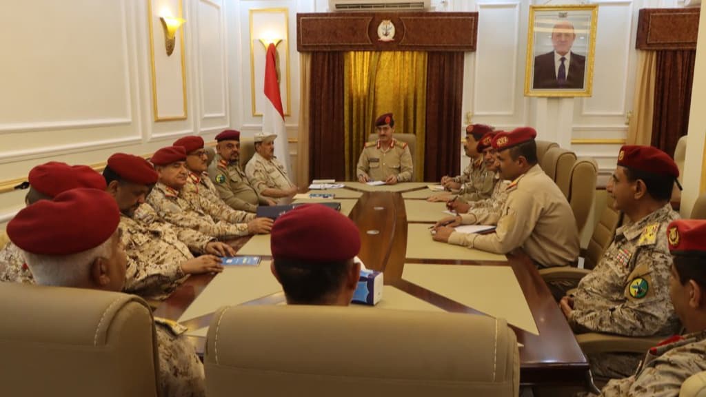 وزير الدفاع يوجه بالبقاء في أعلى درجات الجهوزية واليقظة لمواجهة التصعيد الحوثي