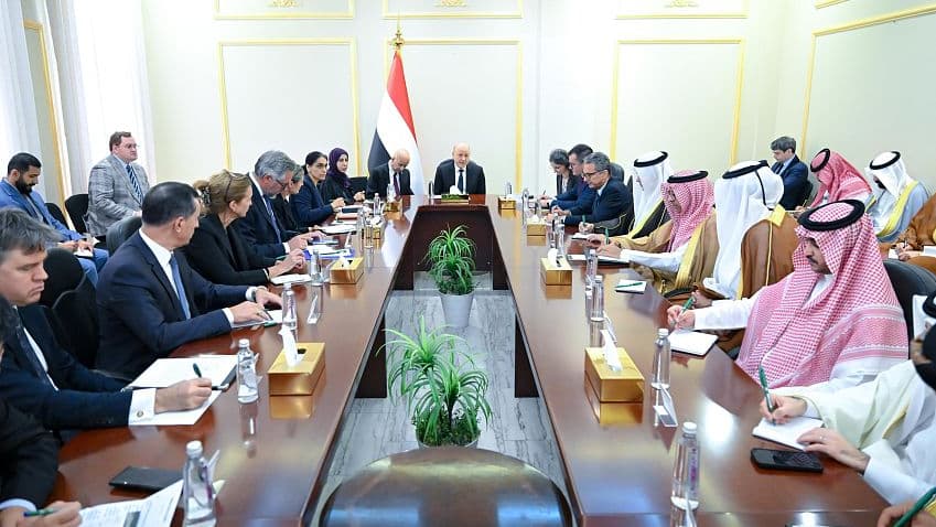 العليمي يدعو المجتمع الدولي إلى مراجعة مقاربته للأزمة اليمنية وتحميل الحوثيين مسؤولية التصعيد