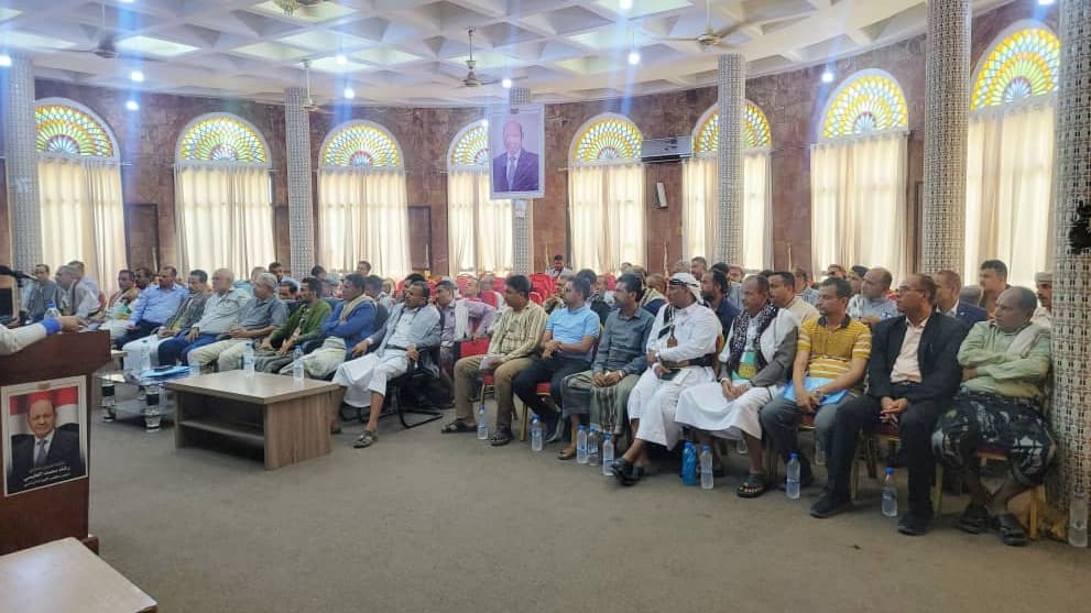 وكيل أول تعز يوجه بتشكيل لجان مجتمعية في مقبنة لدعم النازحين وإسناد الجبهات