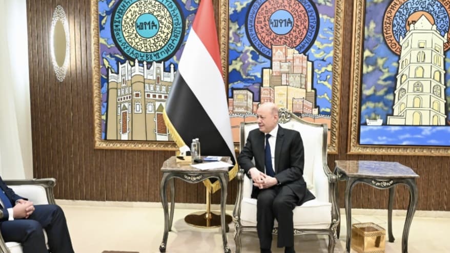 العليمي: أي تغيير عسكري قرب باب المندب يتجاوز كونه شأناً يمنياً لارتباطه بأمن البحر الأحمر والتجارة العالمية