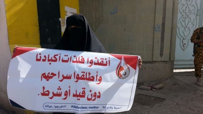 رابطة حقوقية تحذر من اتخاذ الحوثيين للمحتجزين دروعاً بشرية وتطالب بتدخل دولي عاجل