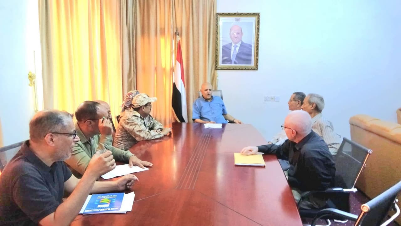 لجنة الطوارئ بتعز توجه برفع المخزون الغذائي والوقود لستة أشهر