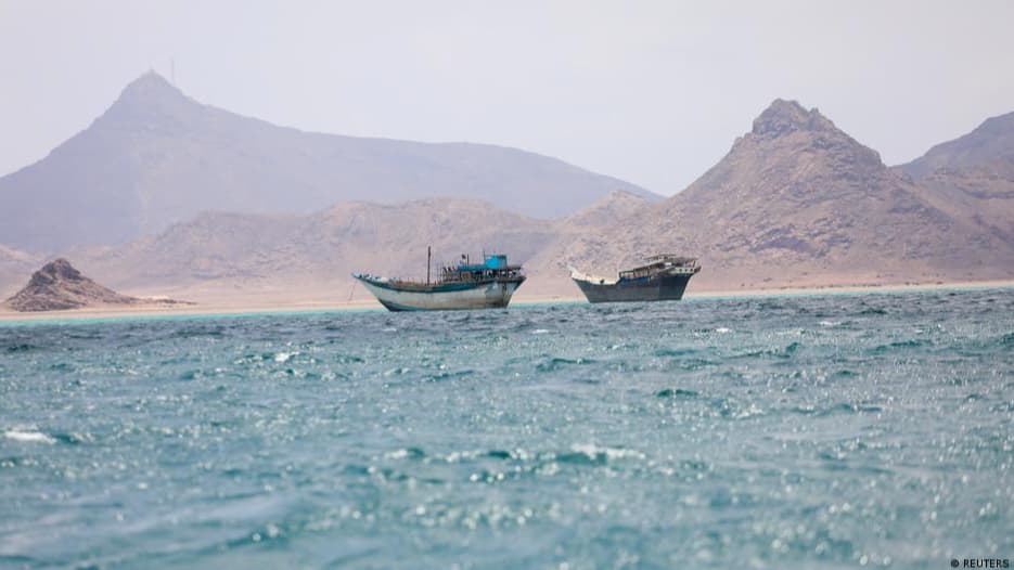 مليشيا الحوثي تحفر خنادق قرب باب المندب ويلغمون البحر