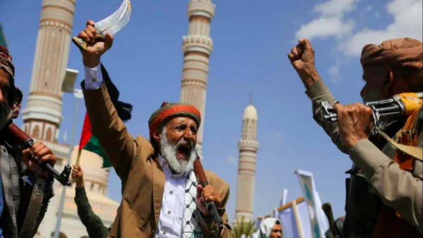 صحيفة تلغراف: الحوثيون يتعاونون مع فرع تنظيم القاعدة ويقدمون له الأسلحة