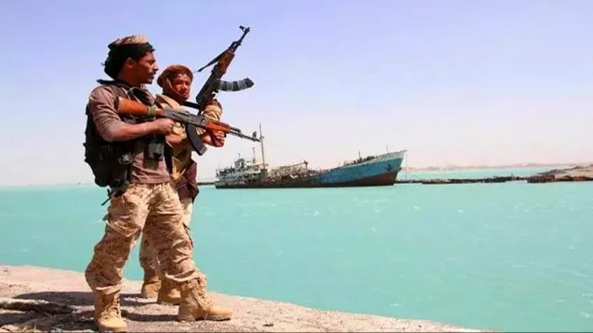 الحوثيون يعلنون استهداف 6 سفن في 3 بحار