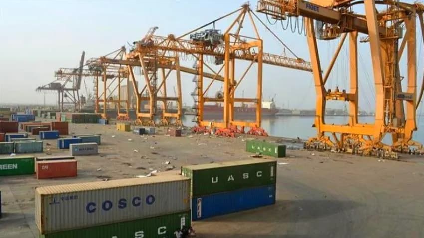 الحوثيون يعلنون استئناف العمل في ميناء الحديدة بعد الغارات الإسرائيلية