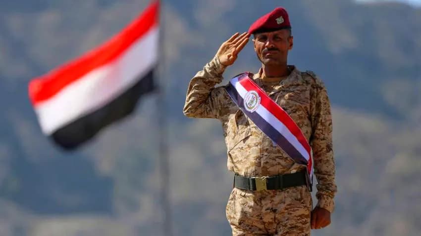 برلمانيون: تأخير صرف مرتبات الجيش وهم في الجبهات بمثابة خدمة مجانية  للحوثيين