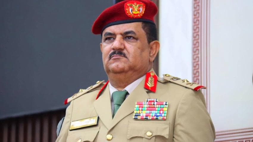 وزير الدفاع يستبعد توقف هجمات الحوثيين ضد الملاحة ويؤكد جاهزية الجيش الوطني لجميع الخيارات
