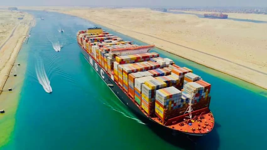 بسبب هجمات الحوثيين.. شركات شحن دولية تواصل تجنب المرور في قناة السويس