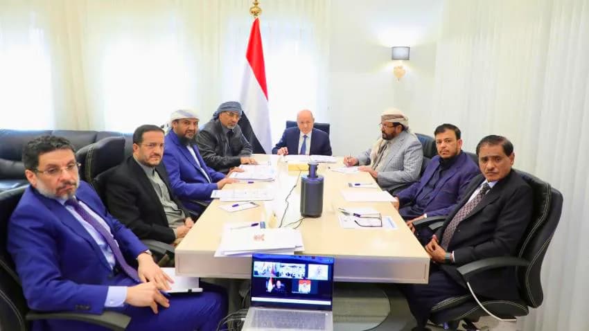 مصادر تكشف تفاصيل الخلاف في أروقة المجلس الرئاسي وانسحاب عيدروس الزبيدي من آخر اجتماع