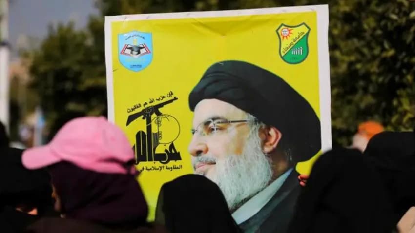وزير يمني يطالب باعتقال قادة حوثيين يشاركون في تشييع حسن نصر الله