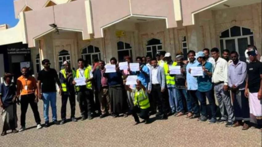 سقطرى.. وقفة احتجاجية جديدة رفضا لتسليم المطار إلى شركة إماراتية