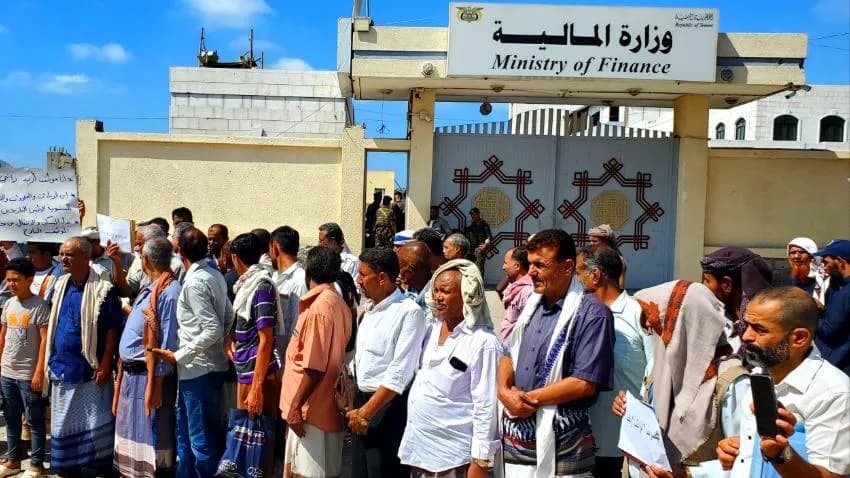 تنديد حقوقي بتجميد صرف مرتبات موظفي الدولة النازحين