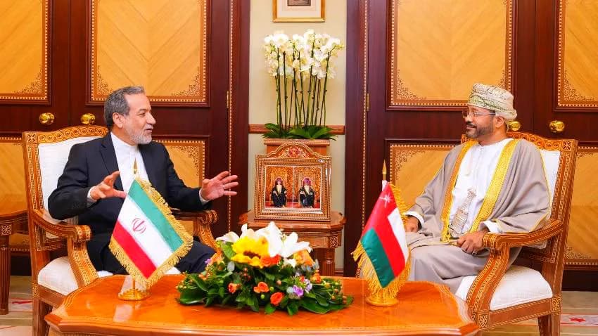 وزير الخارجية الإيراني يصل عمان في زيارة غير معلنة على وقع الغارات الأمريكية على اليمن