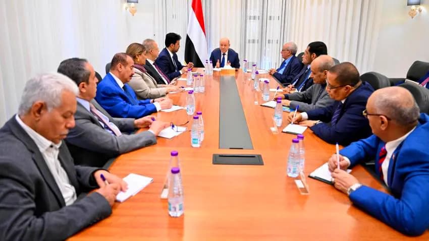 العليمي يؤكد أن الشرعية تمتلك عناصر القوة لتغيير موازين القوى على الأرض