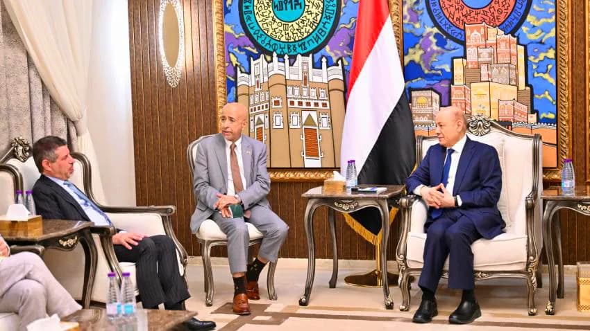 العليمي يناقش مع السفير الأمريكي والسفيرة الفرنسية هجمات الحوثيين على الملاحة