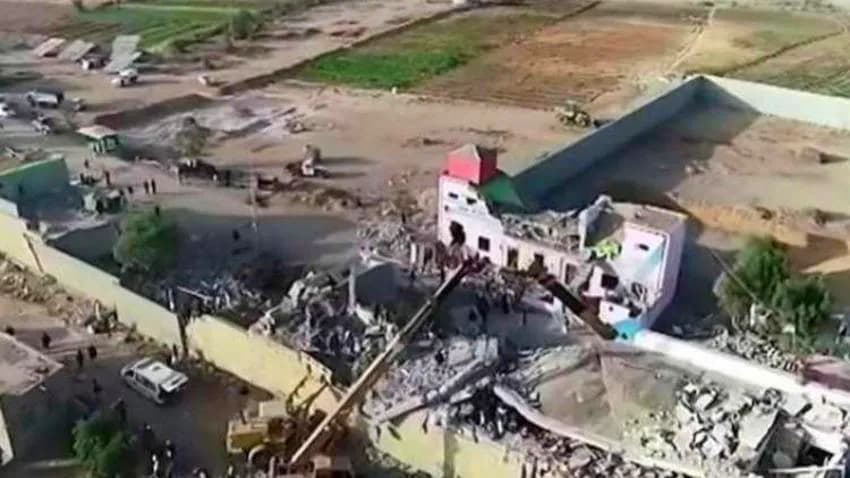 الحوثيون يعلنون مقتل 30 مهاجرًا أفريقياً في غارة أمريكية على مركز احتجاز بصعدة