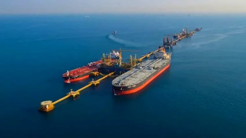 الحكومة تبحث مع واشنطن جهود تأمين الموانئ واستئناف تصدير النفط