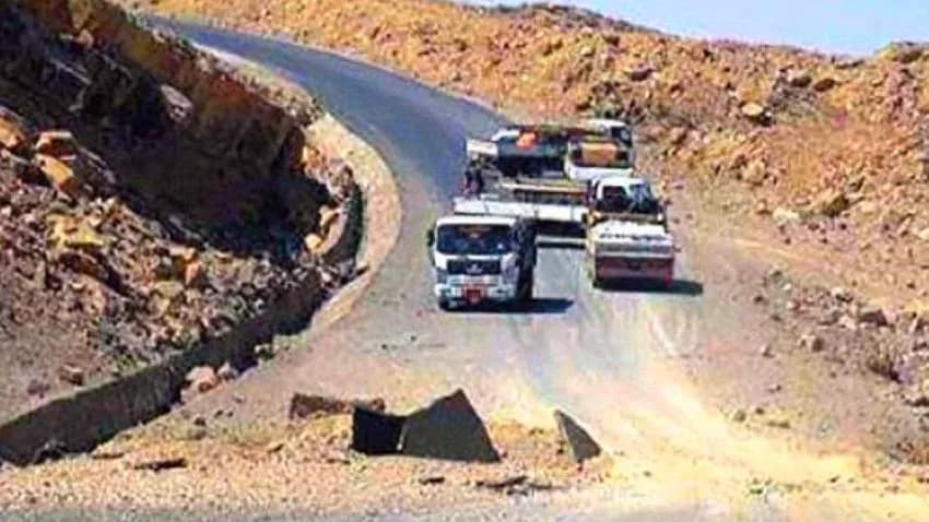 السفارة الأمريكية تتهم الحوثيين بفرض جبايات في طريق الضالع