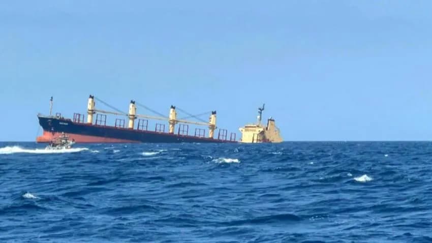 الاتحاد الأوروبي يدين هجوم الحوثيين على سفينة تجارية في البحر الأحمر ويحذر من كارثة بيئية