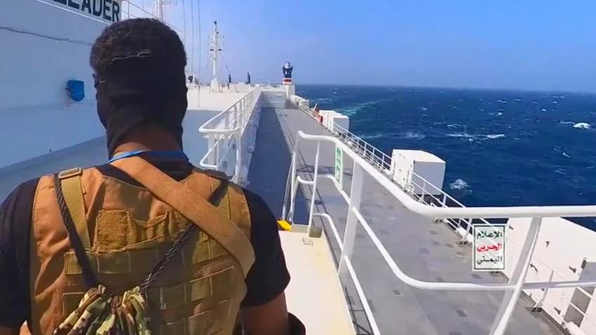 الحوثيون يحتجزون 6 من طاقم سفينة يونانية أغرقوها في البحر الأحمر وسط تحركات لإنقاذ الباقين