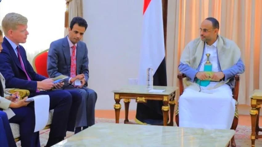 الحوثيون يتهمون المبعوث الأممي بالانحياز ويهددون بقطع التواصل معه بعد إدانات الهجمات في البحر الأحمر