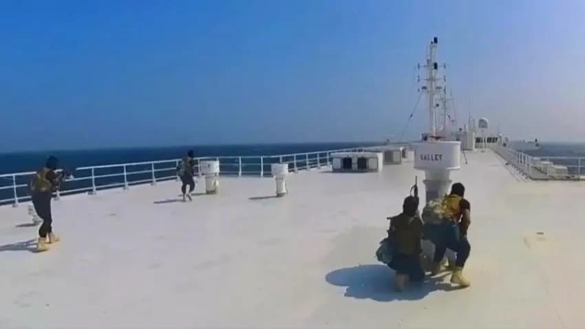 صحيفة عبرية: الحوثيون يوسّعون جرأتهم في البحر الأحمر وسط غياب الردع الدولي