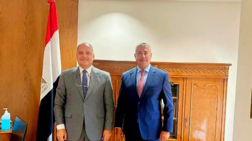 بحاح يطلب تسهيل الإجراءات الأمنية والإفراج عن سجناء يمنيين في مصر
