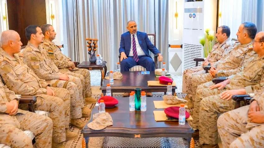 بحضور ضباط سعوديين.. الزبيدي يعقد اجتماعًا عسكريًا مع قيادة وزارة الدفاع في عدن