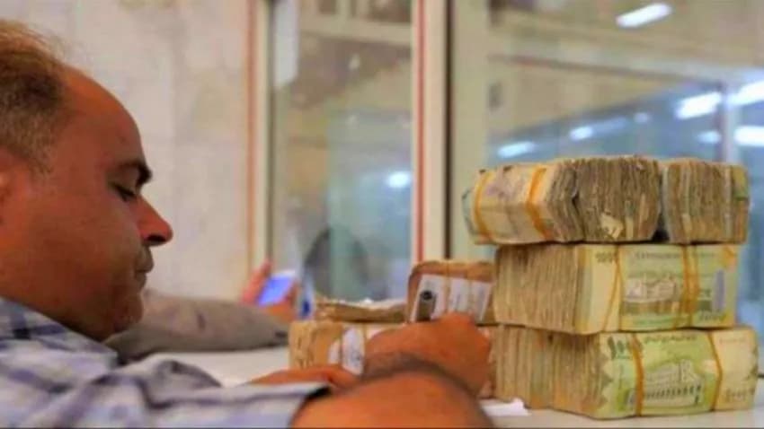 "تكريس العزلة المالية".. الحوثيون يحظرون على البنوك والشركات التعامل مع مركزي عدن