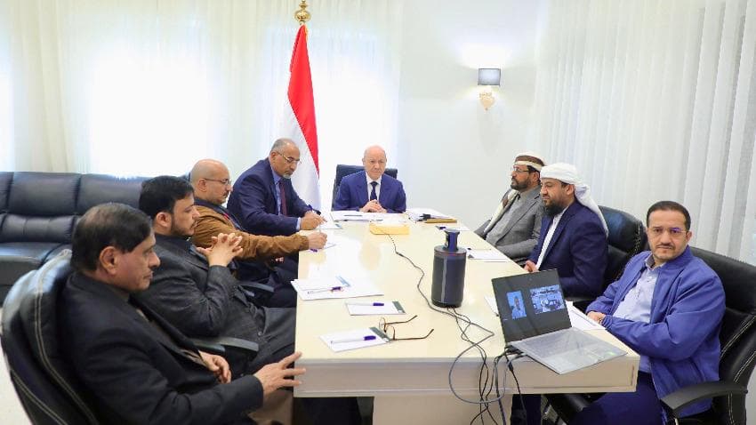 العليمي ومجلسه في الرياض.. فجوة واسعة وغياب يعمق معاناة اليمنيين