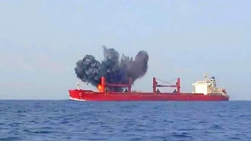 هيئة بريطانية: سقوط مقذوف قرب سفينة شمال غرب الحديدة