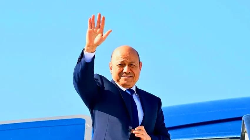 على وقع خلافات وقرارات أحادية.. العليمي يغادر عدن إلى الرياض ومنها إلى الدوحة لحضور القمة
