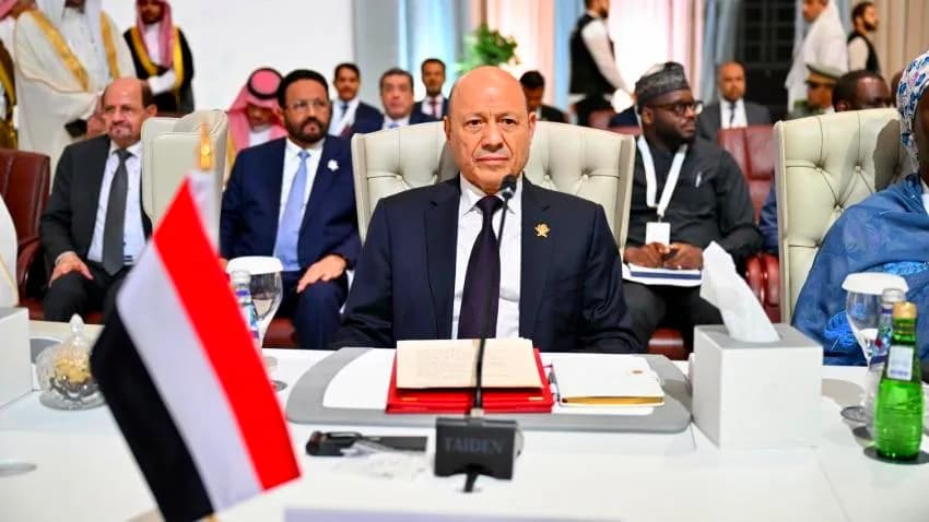 العليمي يدين الهجمات الإسرائيلية على اليمن والاعتداءات الحوثية على الملاحة
