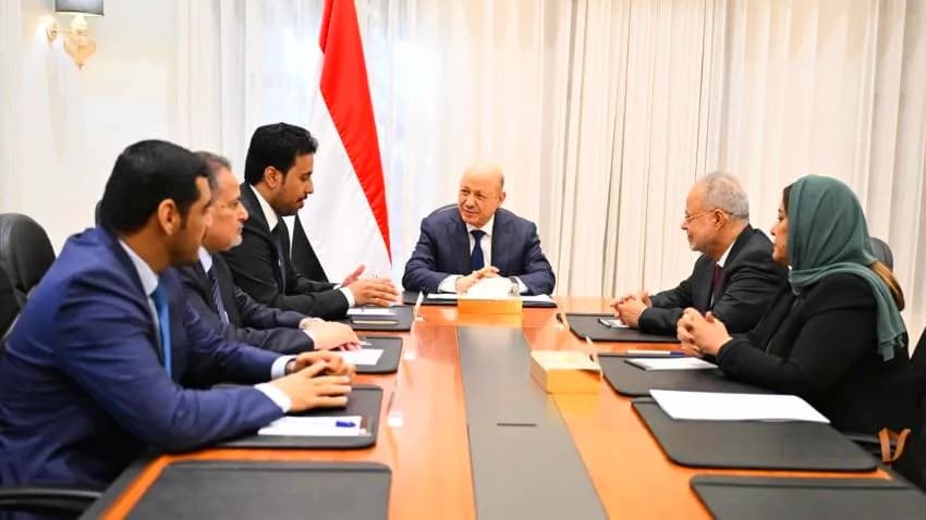 وسط تحديات متصاعدة.. العليمي يبحث مع هيئة التشاور مسار الإصلاحات