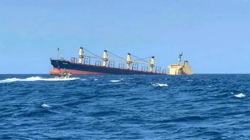 صحيفة: 24 بحارا باكستانيا يستغيثون بعد هجوم حوثي على سفينة