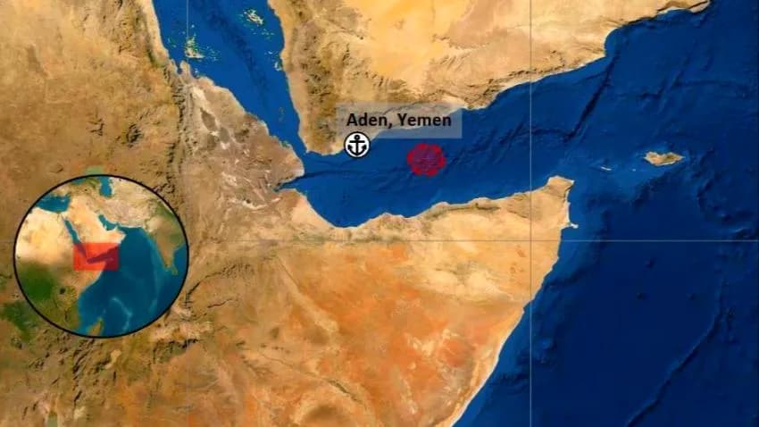 هيئة بريطانية: إصابة سفينة بصاروخ على بعد 128 ميلا بحريا جنوب شرق عدن