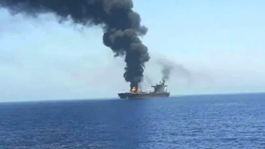 مجلة أمريكية: الهجوم على السفينة الهولندية يعني أن الملاحة لا تزال في خطر