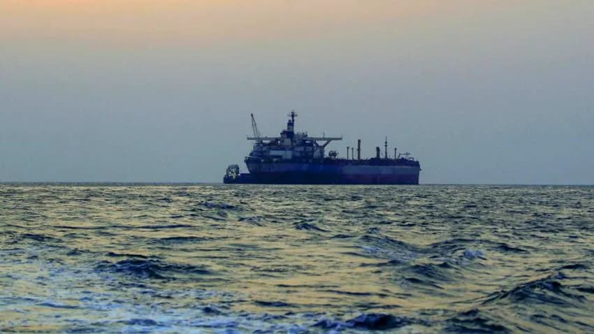 اندلاع حريق على متنها.. هجوم على سفينة قبالة سواحل اليمن (تحديث)