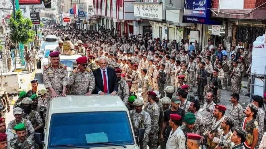 وزير الدفاع يصل تعز بالتزامن مع تحشيد عسكري لمليشيا الحوثي في بعض جبهات المدينة