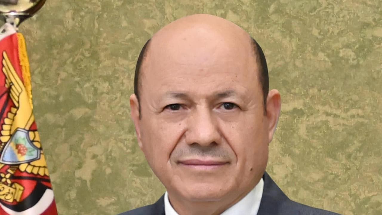 العليمي يغادر عدن لقيادة مشاورات مع الشركاء بشأن وحدة الصف الوطني