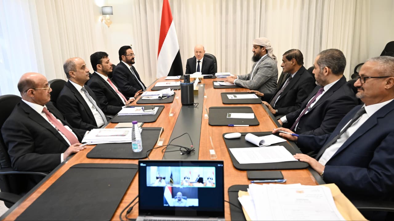 المجلس الرئاسي يبحث الأزمة التمويلية ويحذر الحوثيين من الانتهاكات